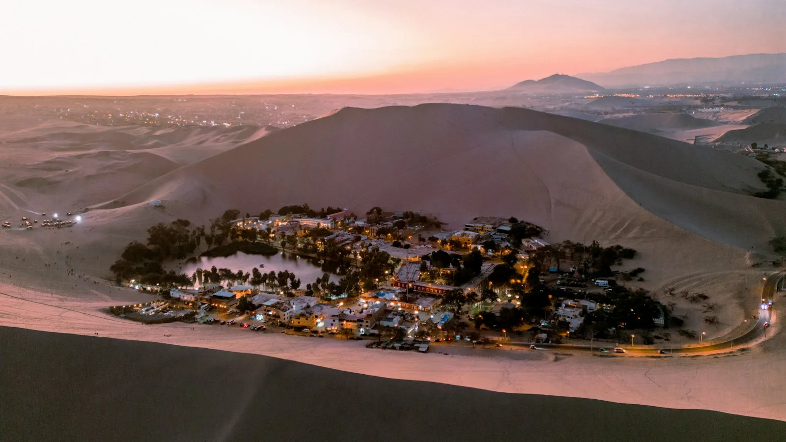 Dunes de sable et oasis de Huacachina dans le désert d'Ica, au sud de Lima