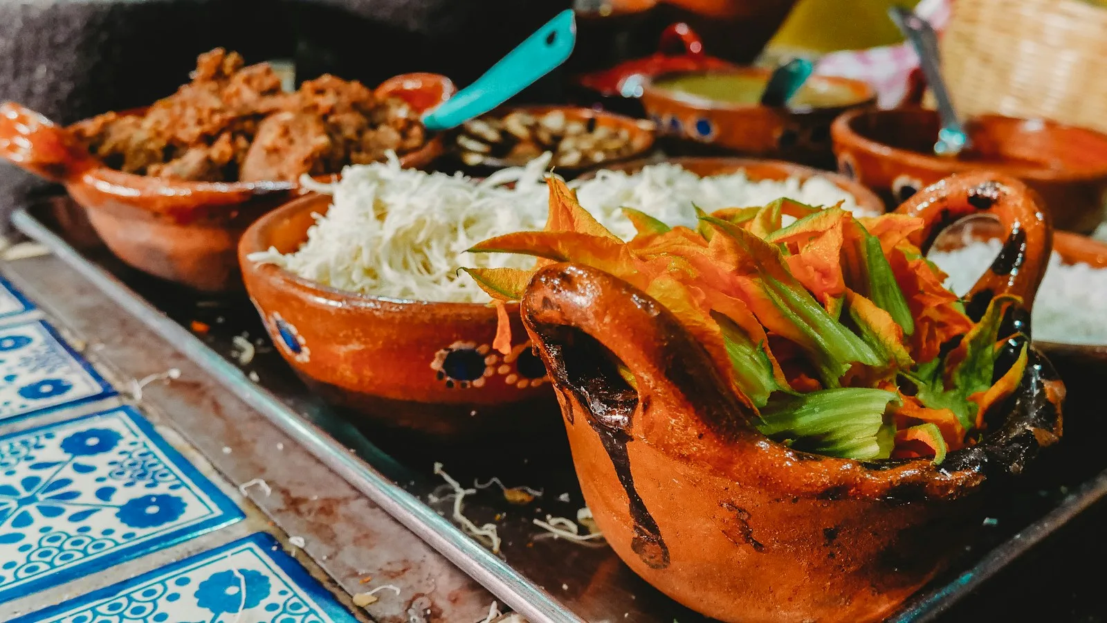 Assiette de quinoa et légumes andins colorés dans un restaurant péruvien