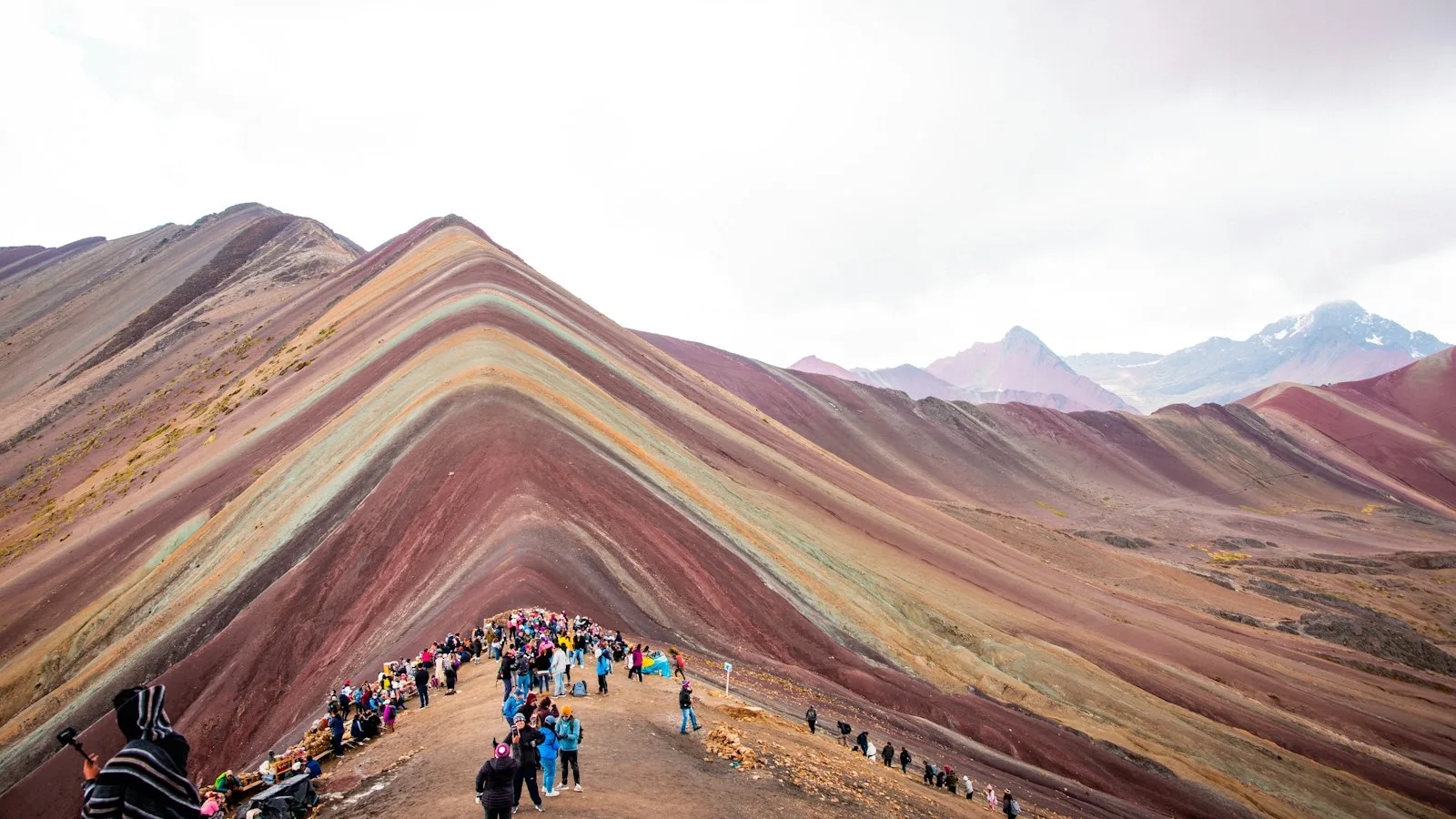 La Montagne Arc-en-ciel de Vinicunca au lever du soleil près de Cusco