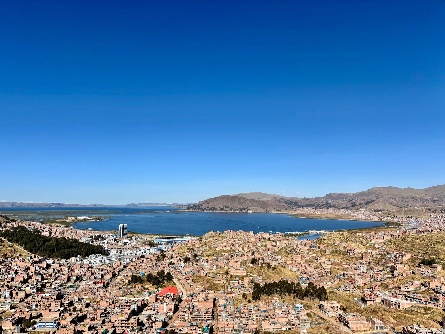 Lac Titicaca et ses eaux bleues vues depuis Puno